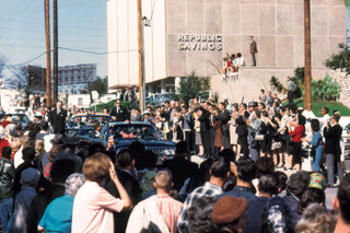 Illustration for article titled Artist Discovers Unseen Color Photos of JFK's Final Moments